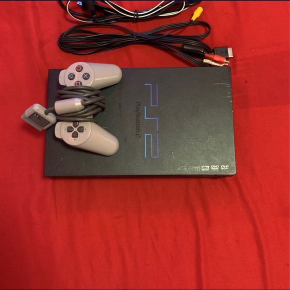 Ps2 used in good condition works like new, comes with 2 games and 1 controller